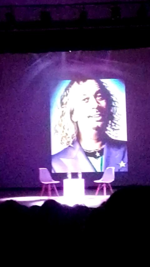 Que el ídolo de mí humor absurdo sea presentado usando el tributo digi…