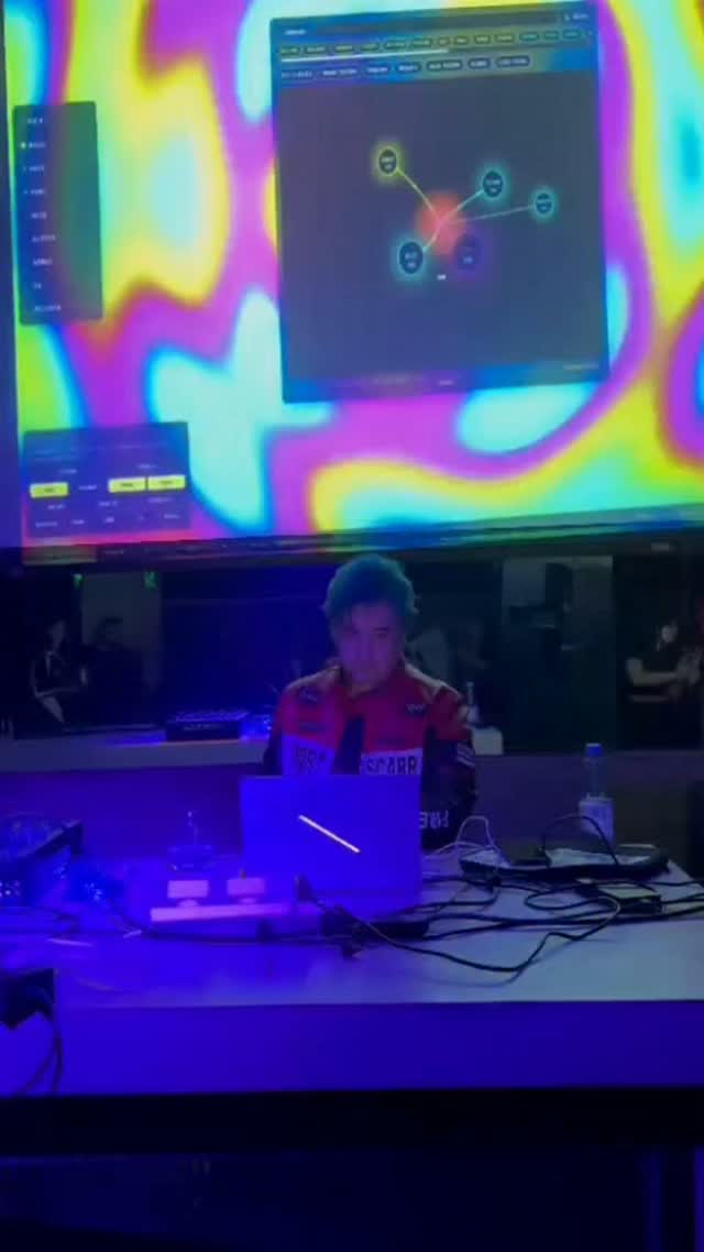 Mi primer Set audiovisual usando vibe coding en tiempo real Muchas gra…